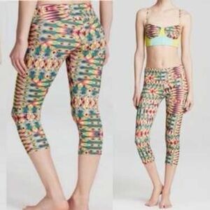 EXCELLENT CONDITION SIZE SMALL/MEDIUM ONZIE COLORFUL GEOMETRIC HI-WAIST LEGGINGS